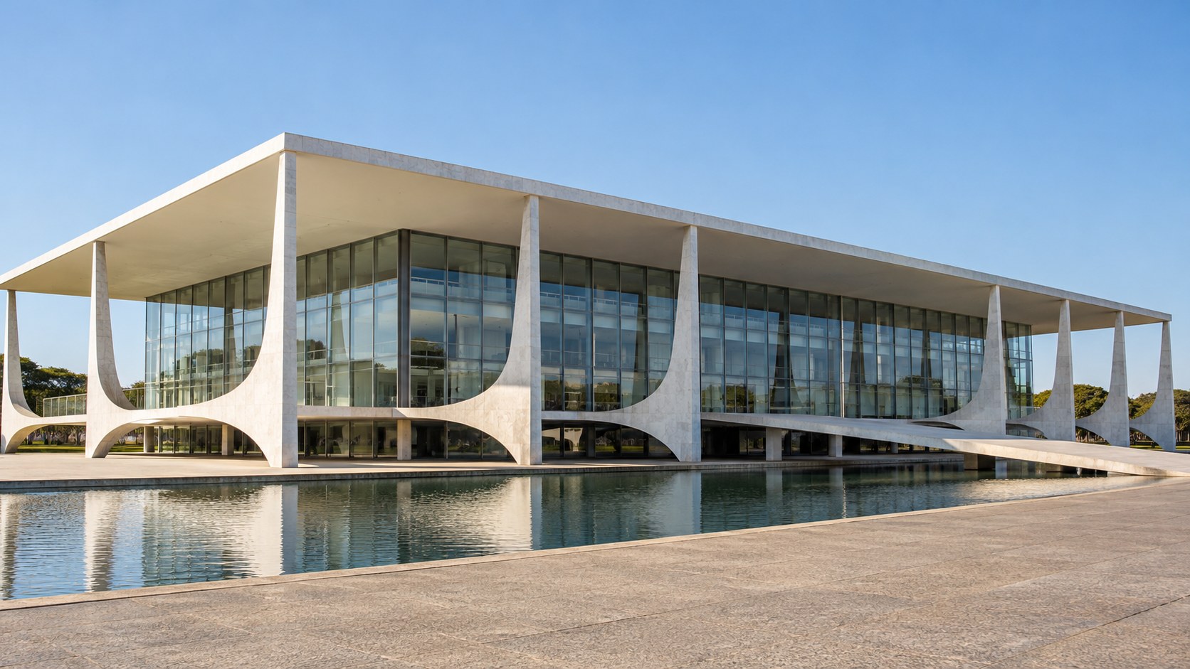 Fachada modernista do Palácio do Planalto, em Brasília, com colunas brancas e espelho d’água sob céu azul
